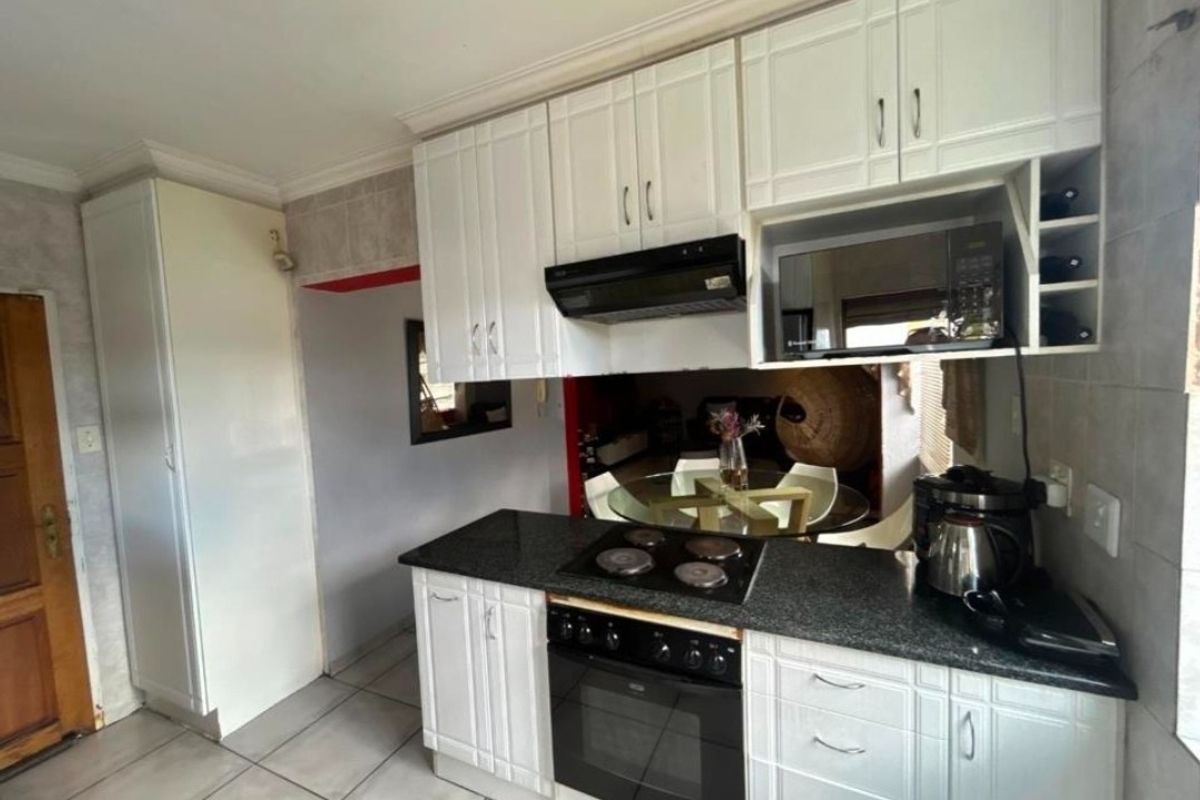 Townhouse For Sale in Sonneveld, Brakpan - Photo 3