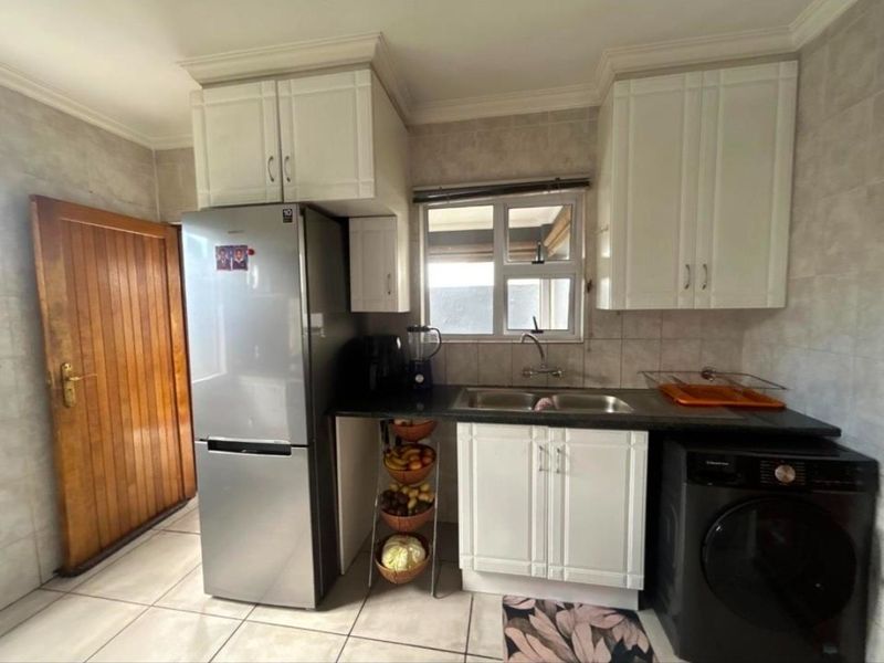 Townhouse For Sale in Sonneveld, Brakpan - Photo 2