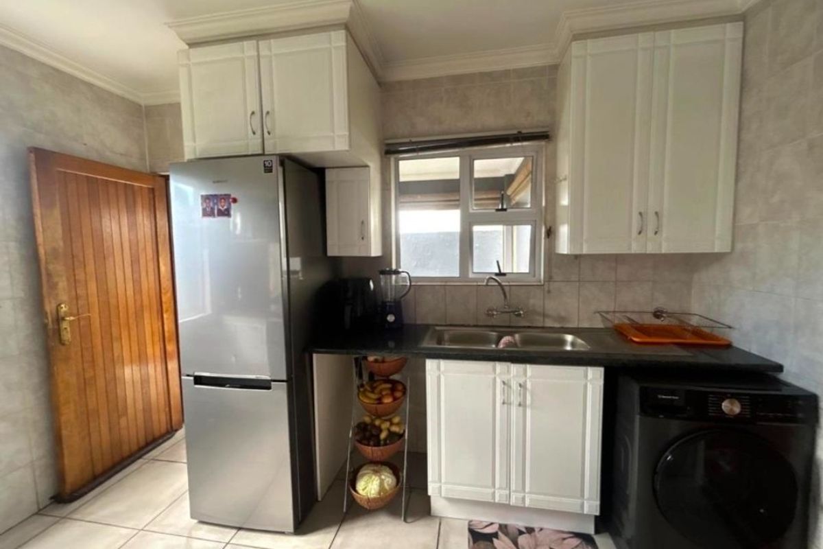 Townhouse For Sale in Sonneveld, Brakpan - Photo 2