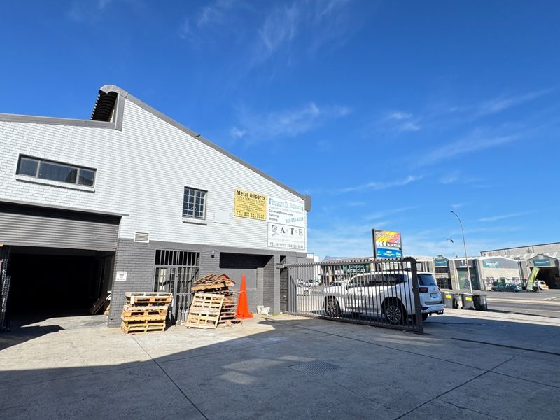 424m2 Industrial Property with Retail space To Let on Montague Gardens, Cape Town - Photo 1