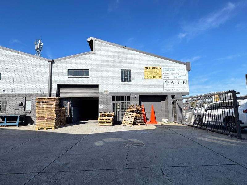 424m2 Industrial Property with Retail space To Let on Montague Gardens, Cape Town - Photo 4