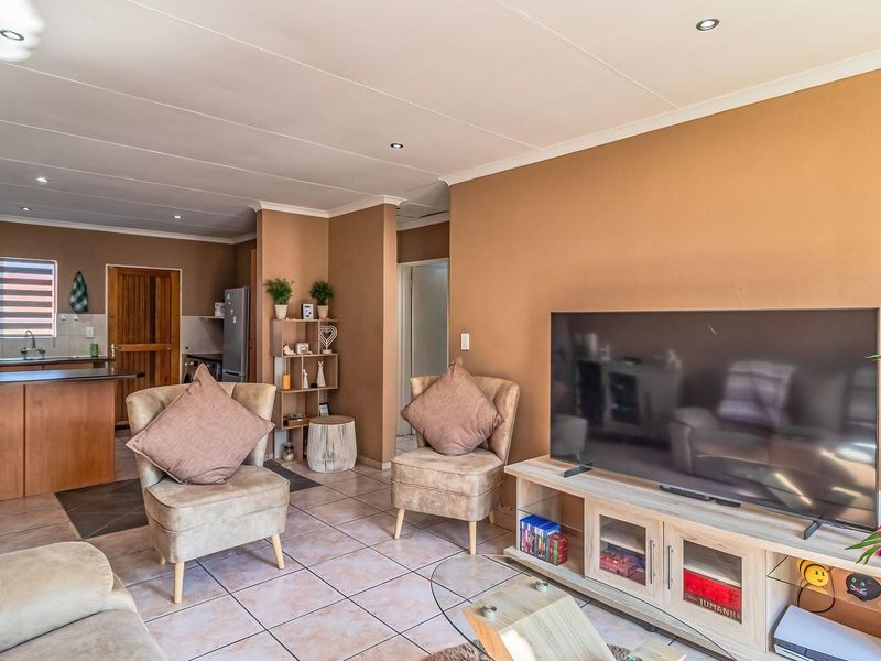 Apartment For Sale in Wilgeheuwel, Roodepoort - Photo 10