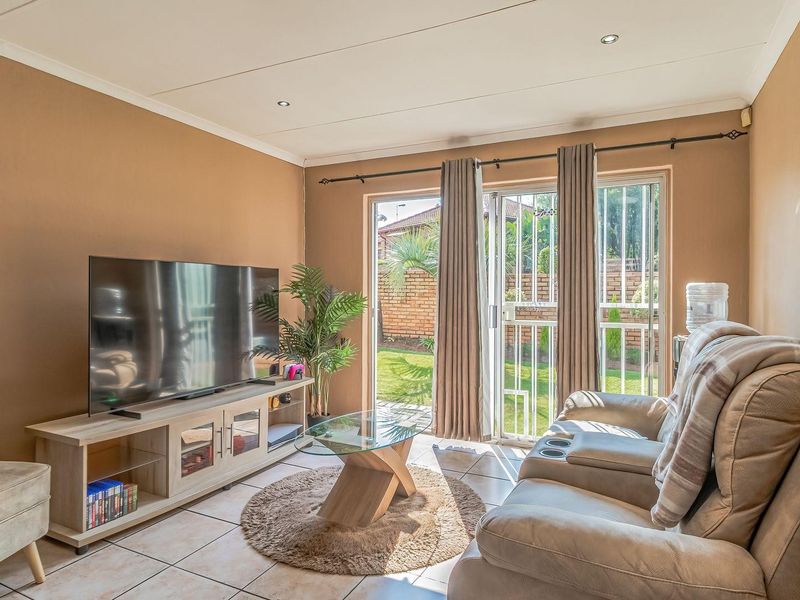 Apartment For Sale in Wilgeheuwel, Roodepoort - Photo 9