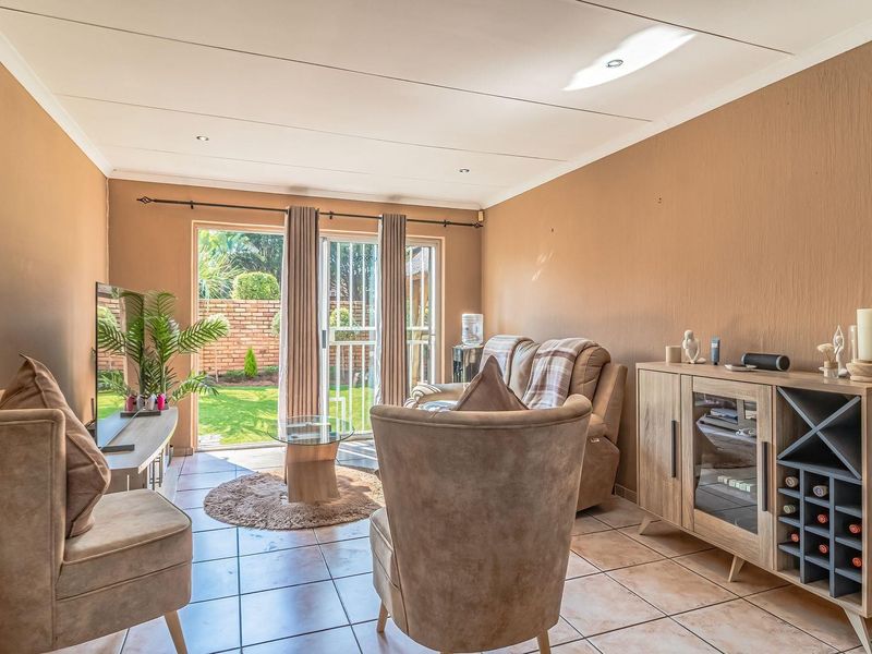 Apartment For Sale in Wilgeheuwel, Roodepoort - Photo 8