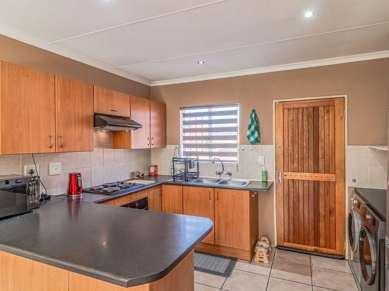 Apartment For Sale in Wilgeheuwel, Roodepoort - Photo 7