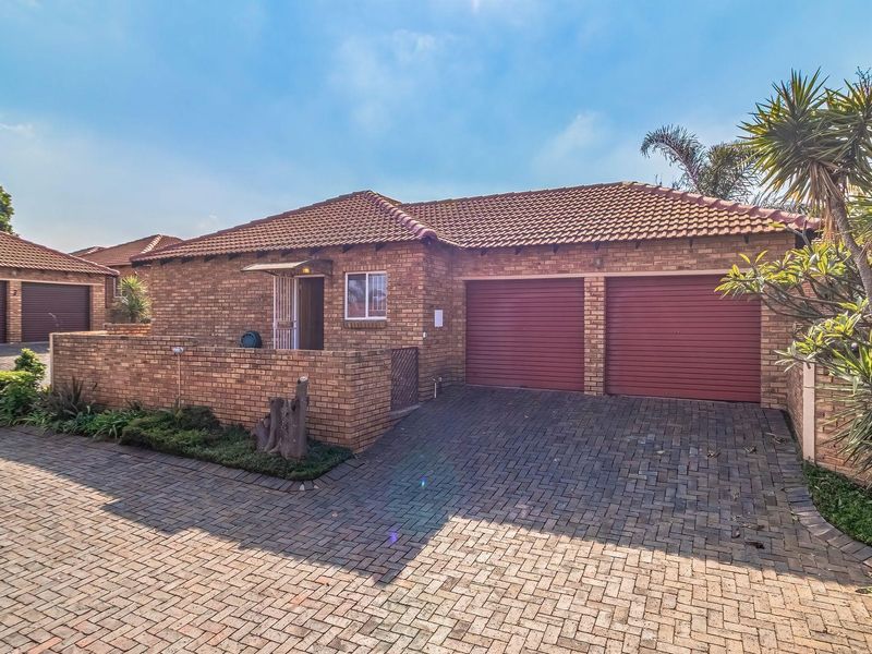 Apartment For Sale in Wilgeheuwel, Roodepoort - Photo 1