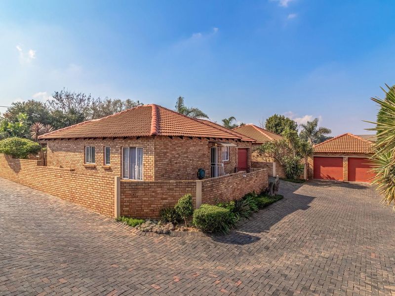 Apartment For Sale in Wilgeheuwel, Roodepoort - Photo 2