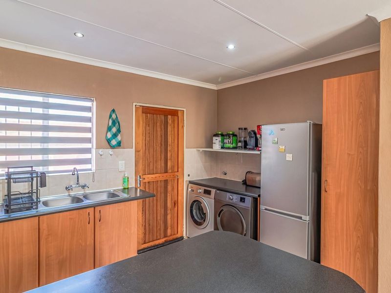 Apartment For Sale in Wilgeheuwel, Roodepoort - Photo 6