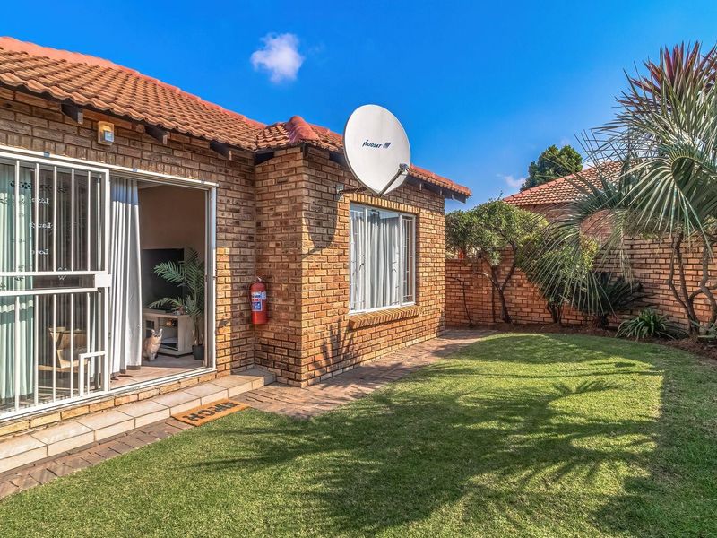 Apartment For Sale in Wilgeheuwel, Roodepoort - Photo 3