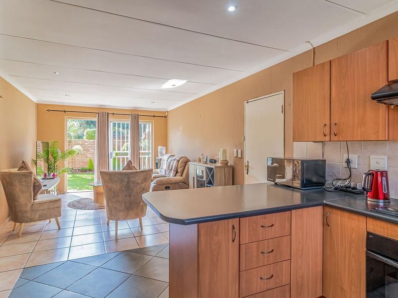 Apartment For Sale in Wilgeheuwel, Roodepoort - Photo 4