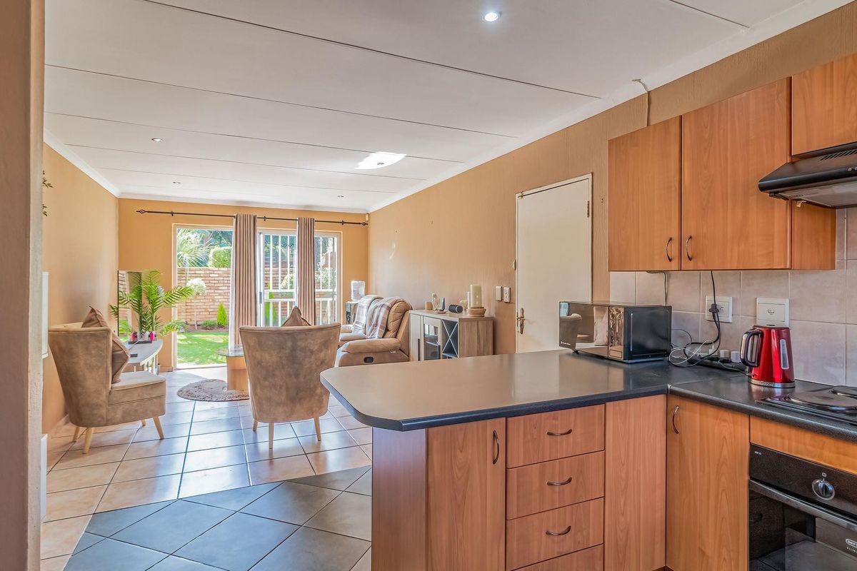 Apartment For Sale in Wilgeheuwel, Roodepoort - Photo 4