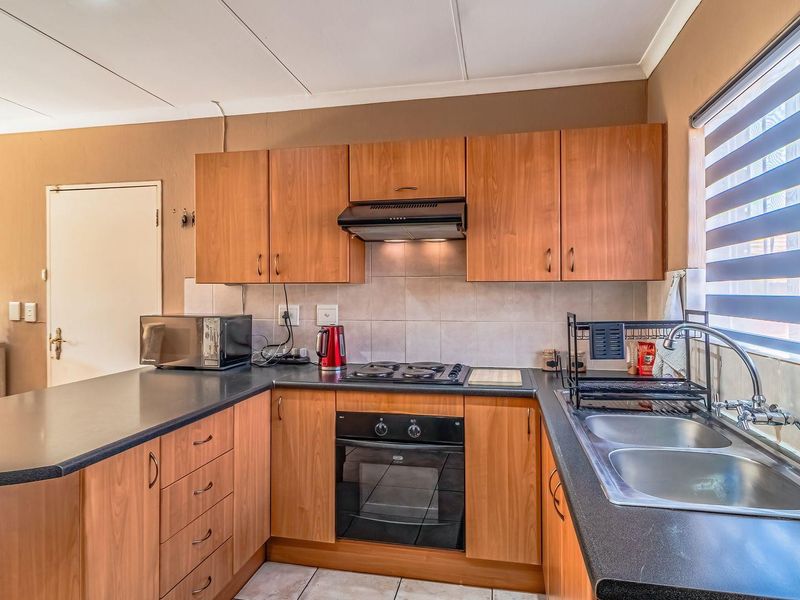 Apartment For Sale in Wilgeheuwel, Roodepoort - Photo 5