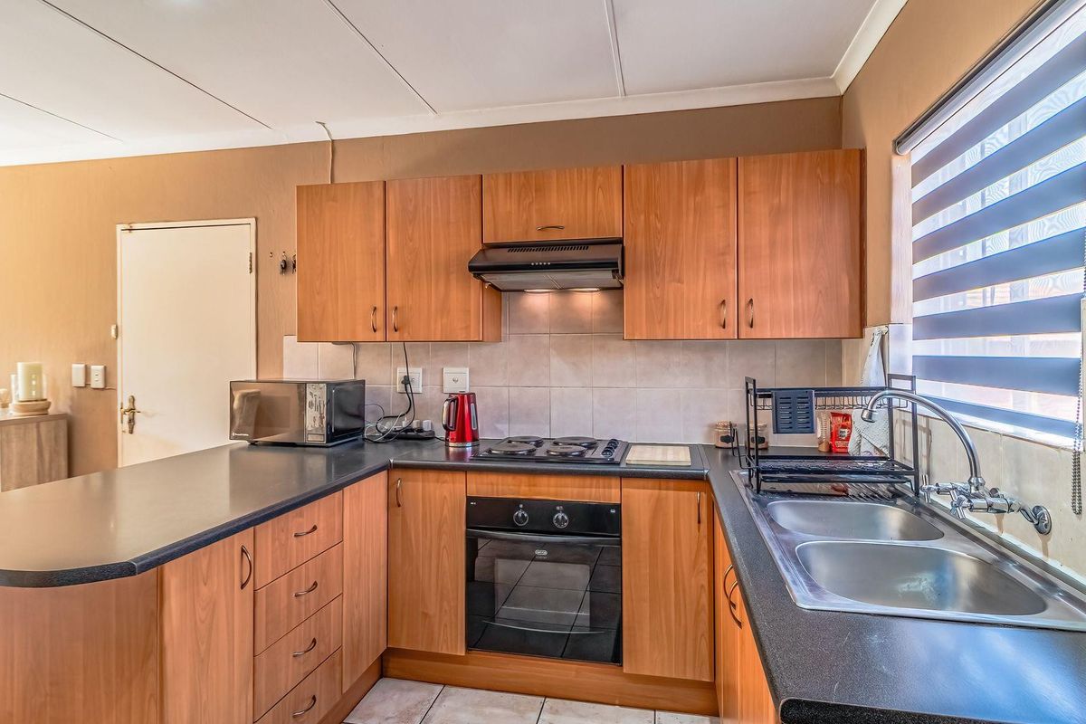 Apartment For Sale in Wilgeheuwel, Roodepoort - Photo 5