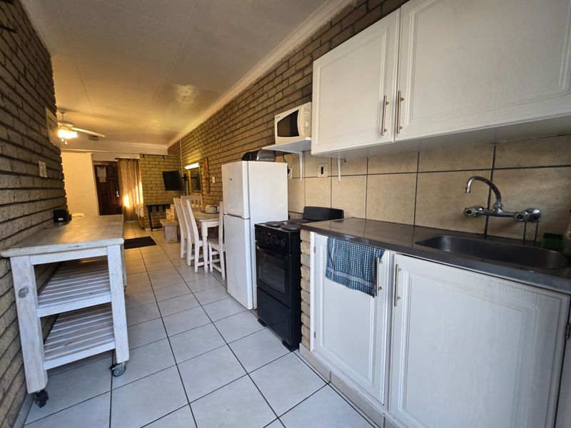 Fully furnished 2-bedroom apartment in the hippo capital of the world. - Photo 3