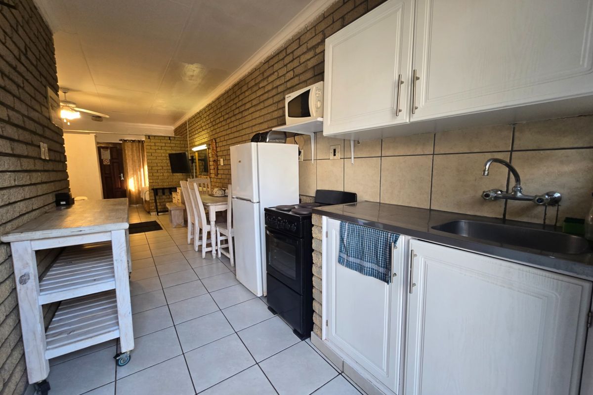 Fully furnished 2-bedroom apartment in the hippo capital of the world. - Photo 3