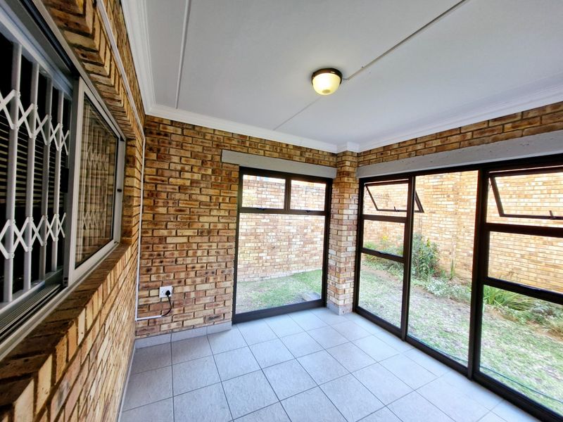 Beautiful 3-Bedroom Pet-Friendly Townhouse To Rent in Northriding - Photo 9