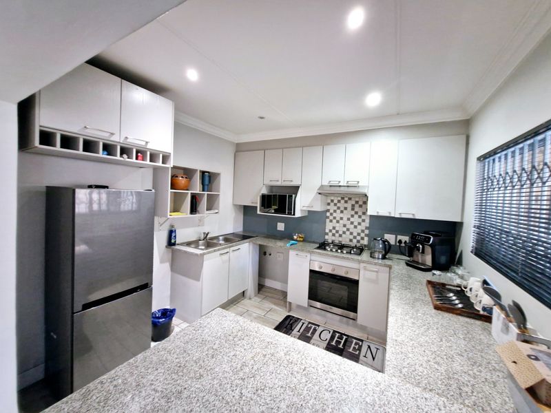 Beautiful 3-Bedroom Pet-Friendly Townhouse To Rent in Northriding - Photo 7