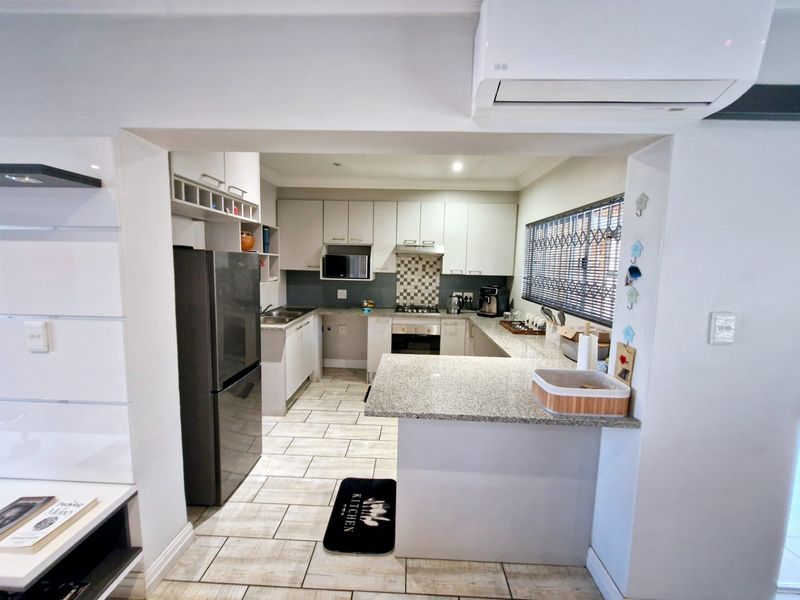 Beautiful 3-Bedroom Pet-Friendly Townhouse To Rent in Northriding - Photo 6
