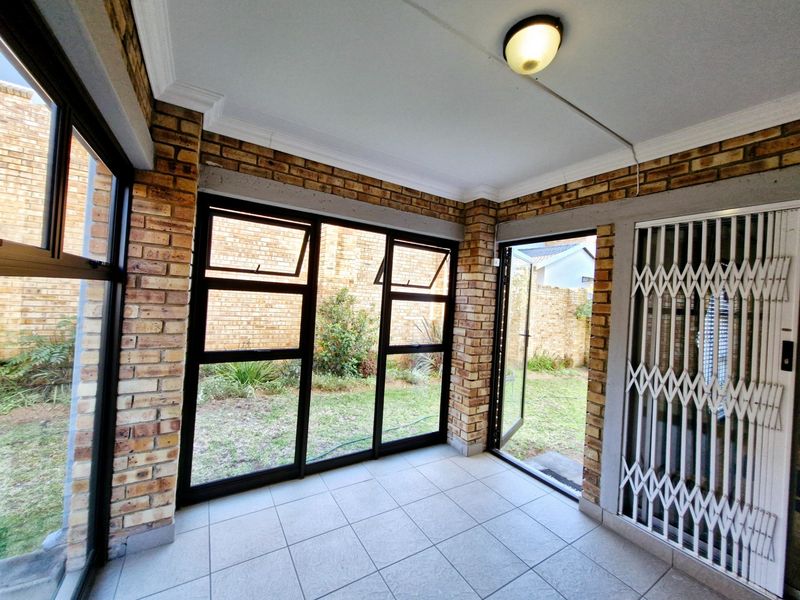 Beautiful 3-Bedroom Pet-Friendly Townhouse To Rent in Northriding - Photo 10