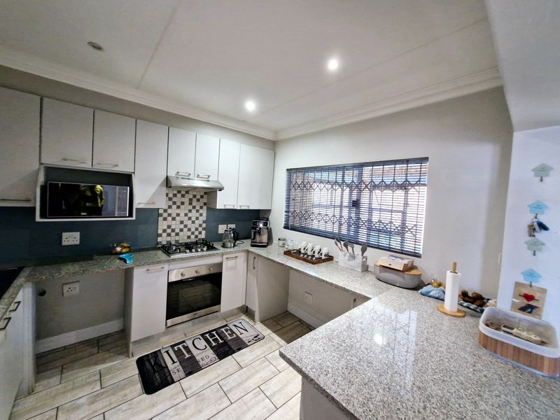 Beautiful 3-Bedroom Pet-Friendly Townhouse To Rent in Northriding - Photo 8