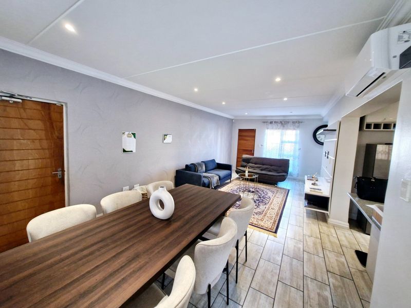Beautiful 3-Bedroom Pet-Friendly Townhouse To Rent in Northriding - Photo 3