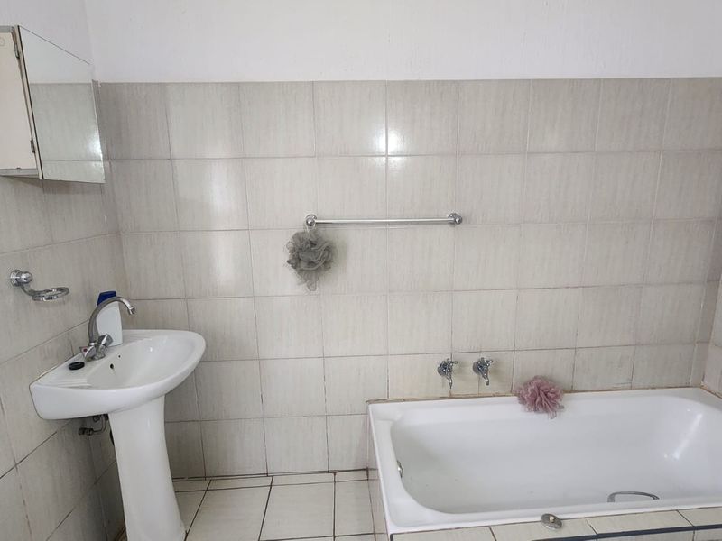 House For Sale in Wilro Park, Roodepoort - Photo 6