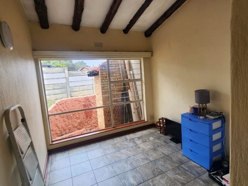 House For Sale in Wilro Park, Roodepoort - Photo 3