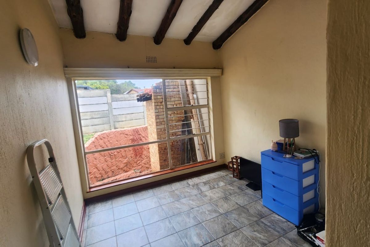 House For Sale in Wilro Park, Roodepoort - Photo 3