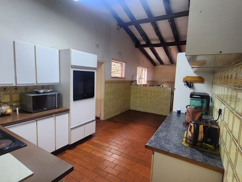 House For Sale in Wilro Park, Roodepoort - Photo 2
