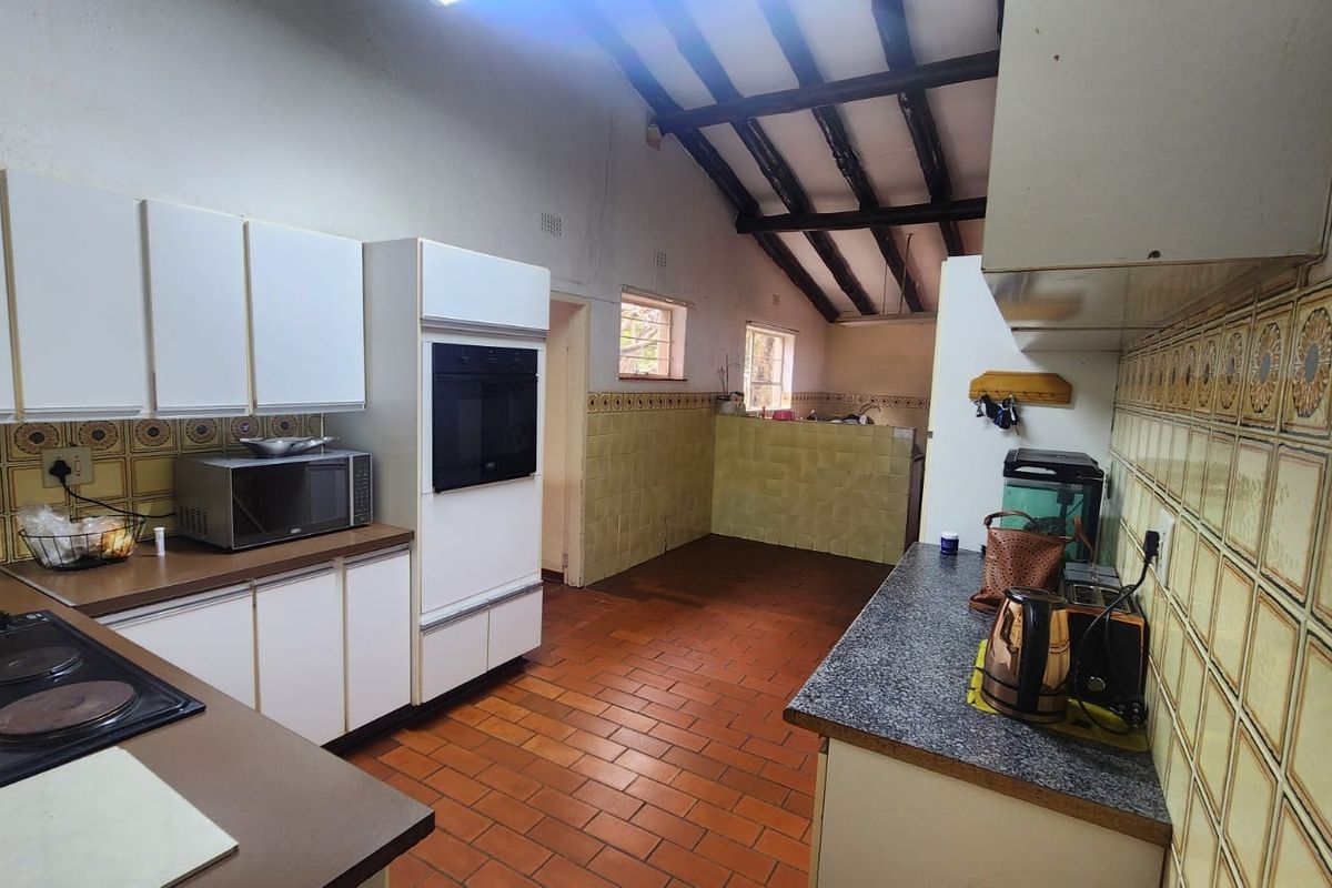 House For Sale in Wilro Park, Roodepoort - Photo 2