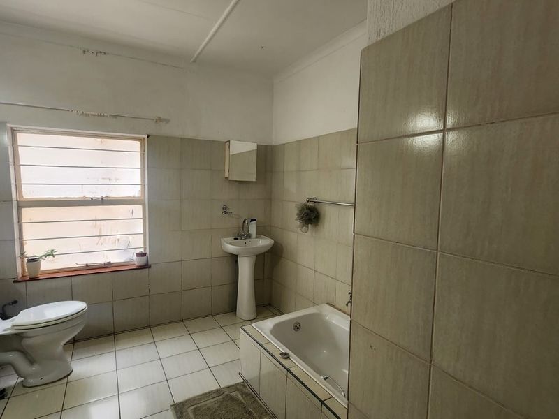 House For Sale in Wilro Park, Roodepoort - Photo 4