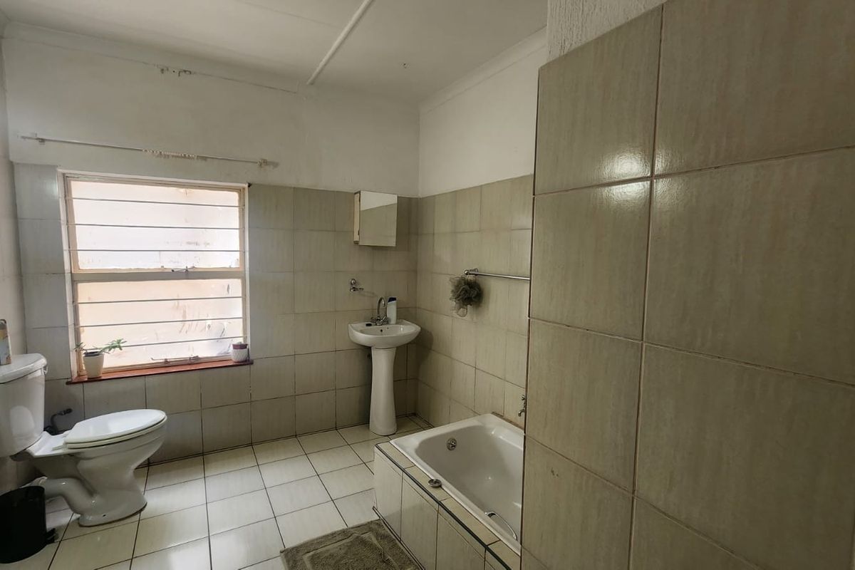 House For Sale in Wilro Park, Roodepoort - Photo 4