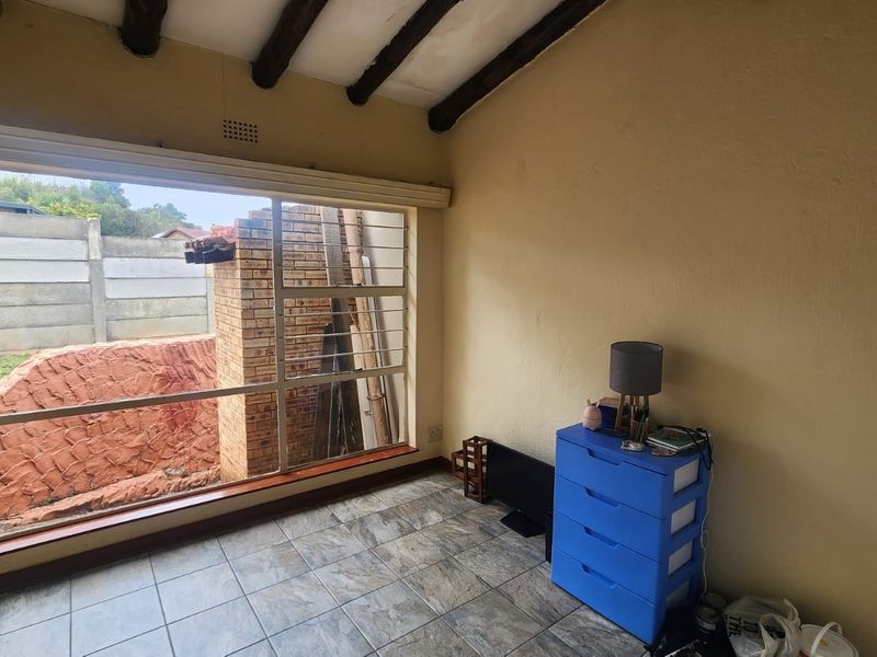 House For Sale in Wilro Park, Roodepoort - Photo 5