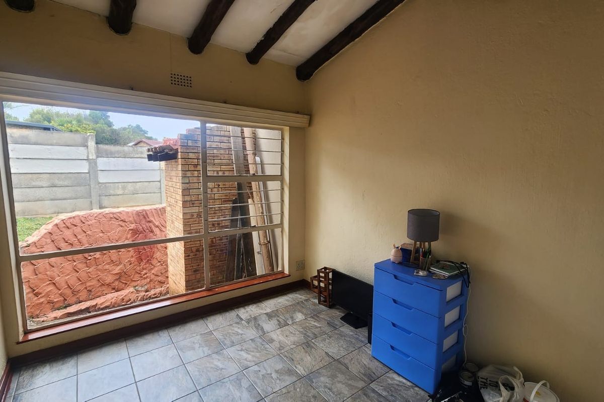 House For Sale in Wilro Park, Roodepoort - Photo 5