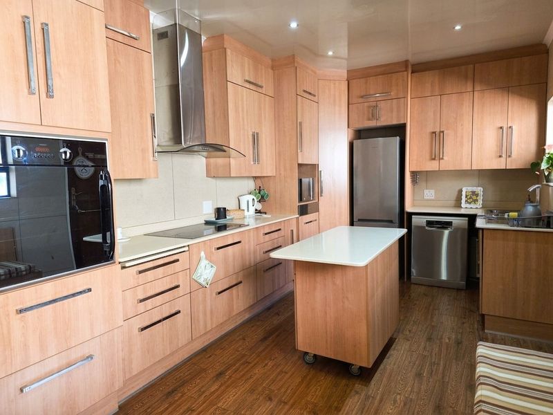 Boomed area - 4 Bedroom with Flatlet - Photo 2