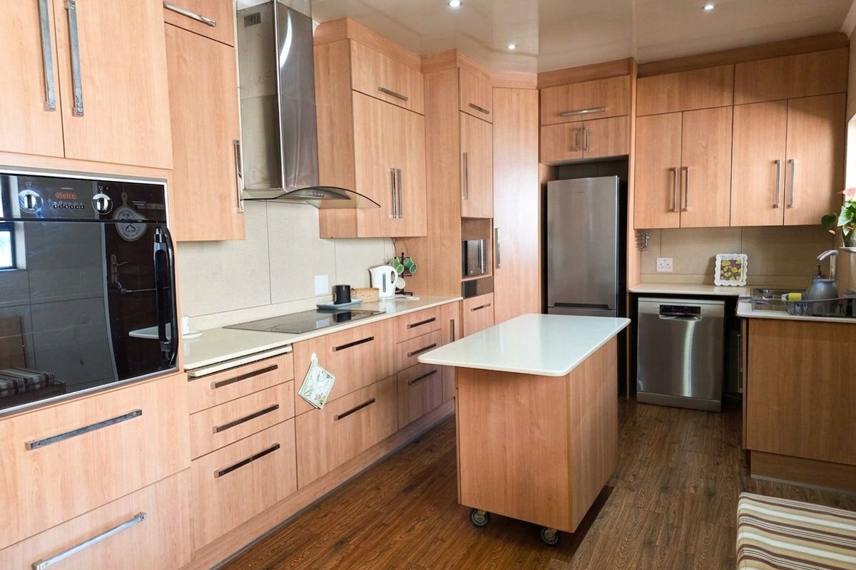 Boomed area - 4 Bedroom with Flatlet - Photo 2
