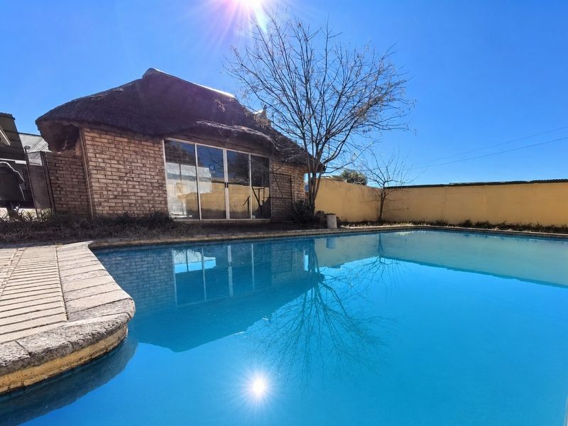 Welcome Home to Space, Comfort, and Endless Entertainment in Verwoerdpark, Kimberley - Photo 1