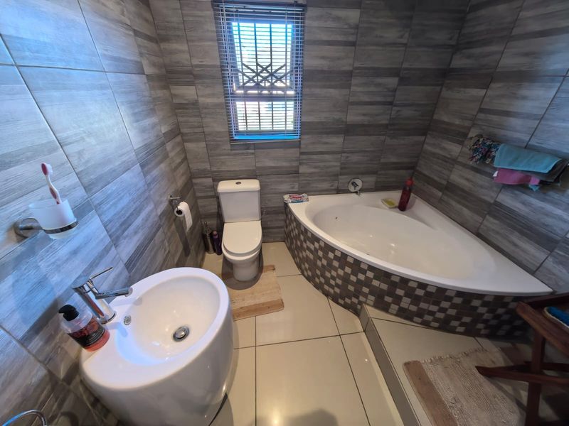 Welcome Home to Space, Comfort, and Endless Entertainment in Verwoerdpark, Kimberley - Photo 10