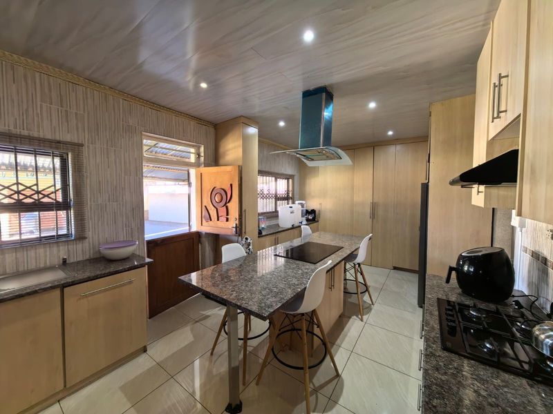 Welcome Home to Space, Comfort, and Endless Entertainment in Verwoerdpark, Kimberley - Photo 8