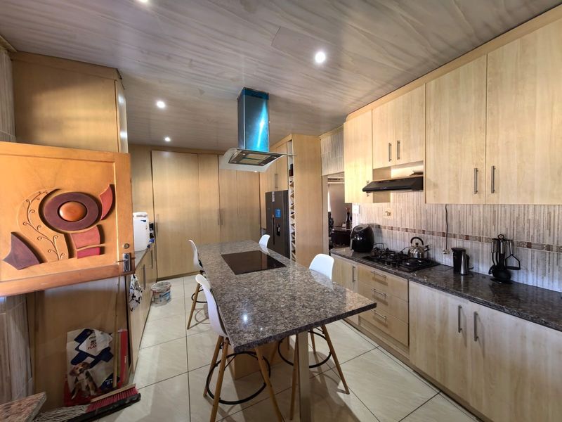 Welcome Home to Space, Comfort, and Endless Entertainment in Verwoerdpark, Kimberley - Photo 7