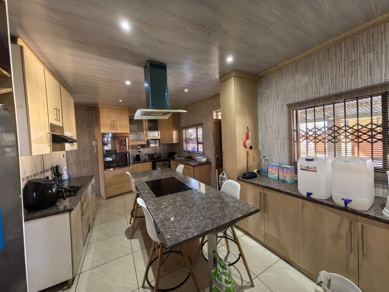 Welcome Home to Space, Comfort, and Endless Entertainment in Verwoerdpark, Kimberley - Photo 6