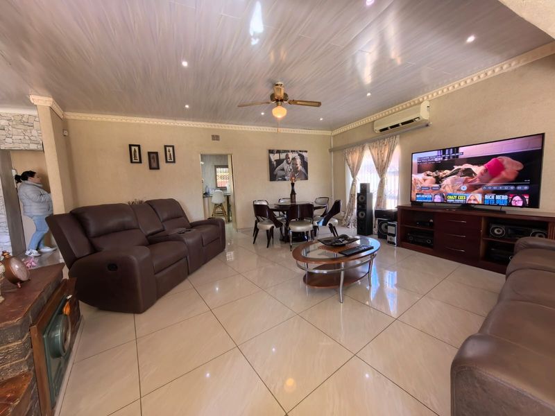 Welcome Home to Space, Comfort, and Endless Entertainment in Verwoerdpark, Kimberley - Photo 3