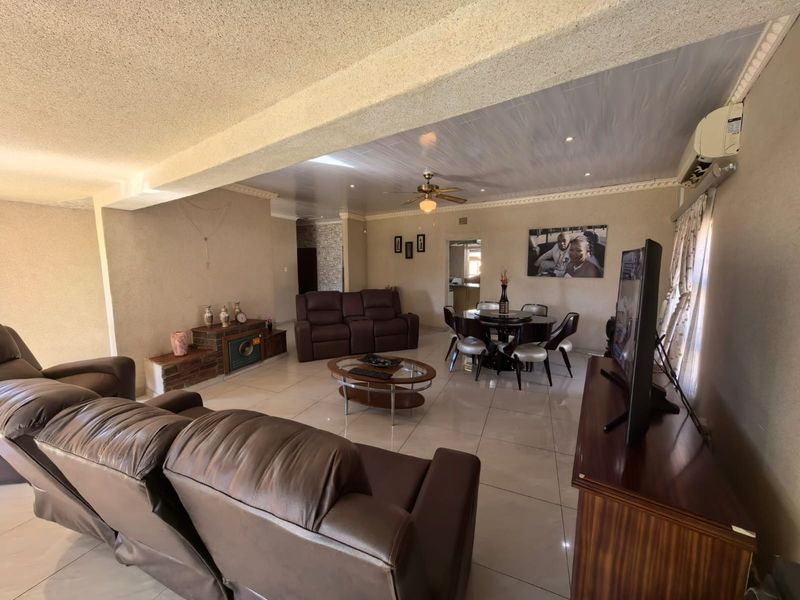 Welcome Home to Space, Comfort, and Endless Entertainment in Verwoerdpark, Kimberley - Photo 4