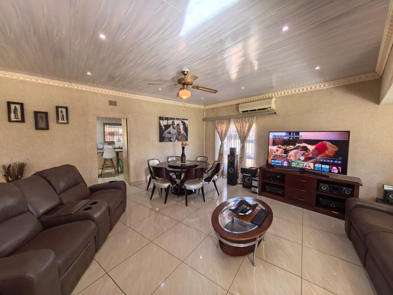 Welcome Home to Space, Comfort, and Endless Entertainment in Verwoerdpark, Kimberley - Photo 5