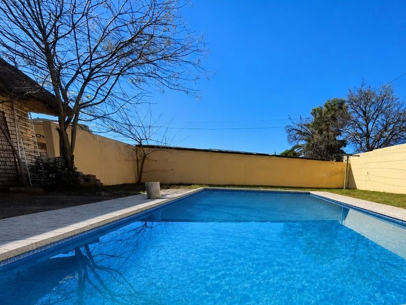 Welcome Home to Space, Comfort, and Endless Entertainment in Verwoerdpark, Kimberley - Photo 2