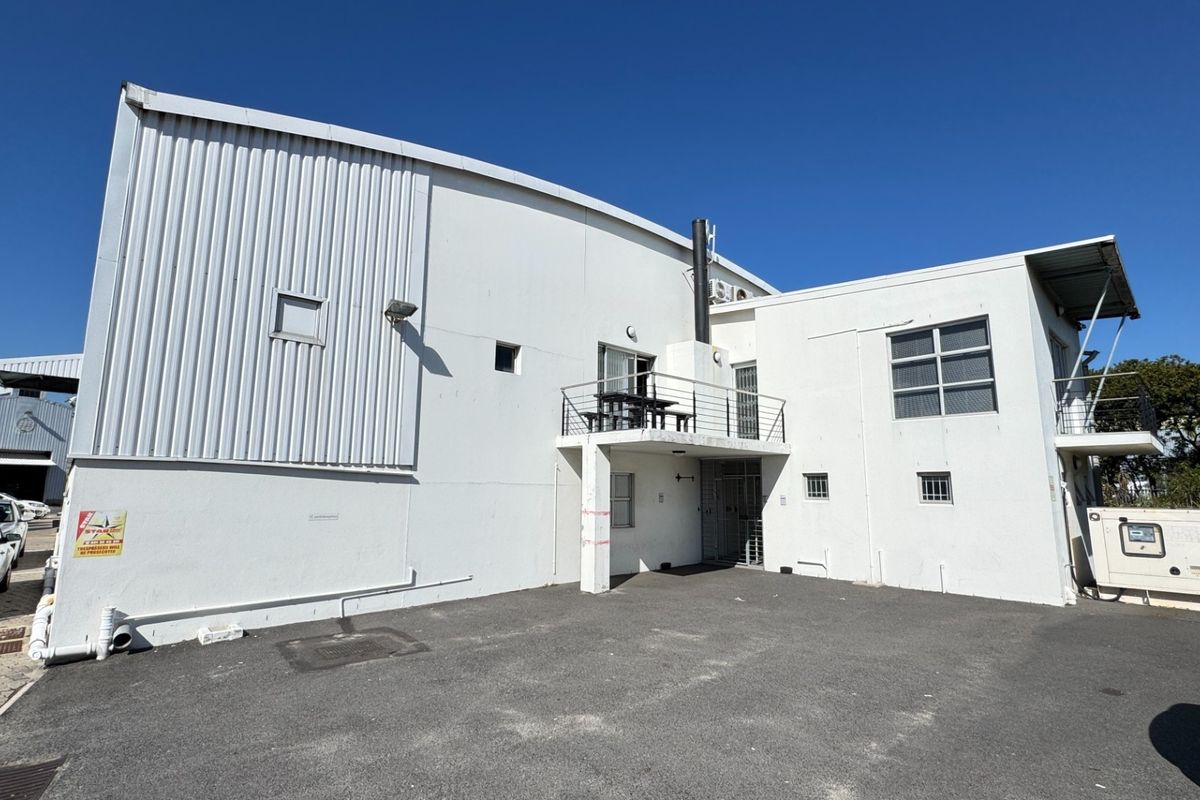 Neat and Secure 1 108m2 Warehouse To Let in Montague Gardens, Cape Town | 100 Amp Power - Photo 4