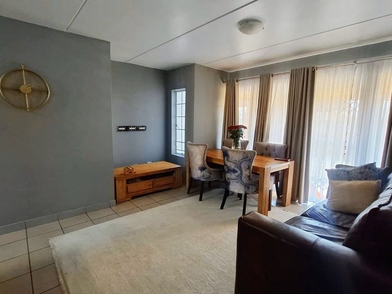 Apartment For Sale in Erand Gardens, Midrand - Photo 1