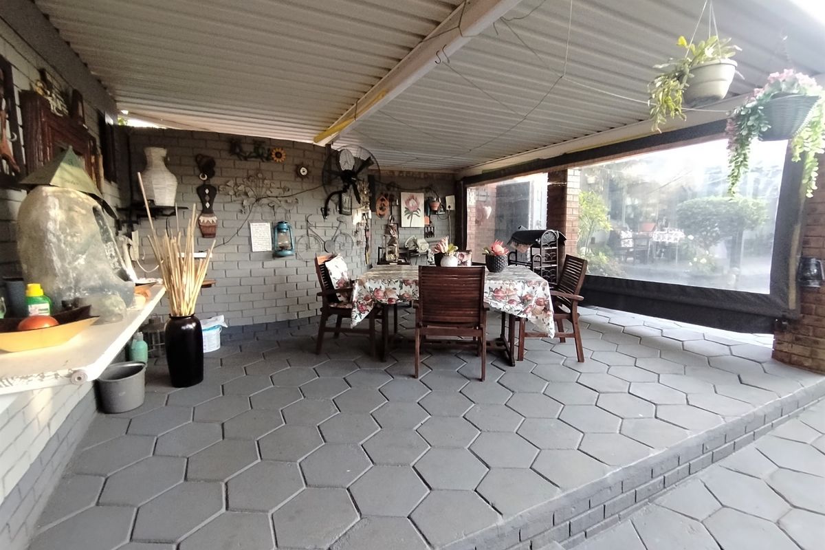 Beautiful 4 Bedroom House For Sale in Grantham Park, Empangeni - Photo 4