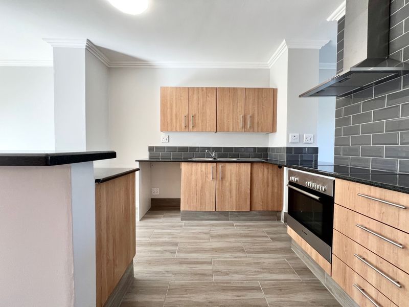 Stylish Two-Bedroom, Two-Bathroom Upstairs Apartment - Photo 3