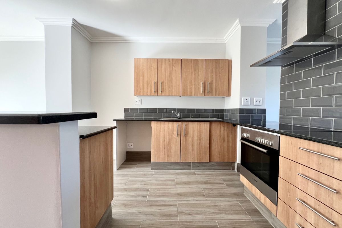 Stylish Two-Bedroom, Two-Bathroom Upstairs Apartment - Photo 3